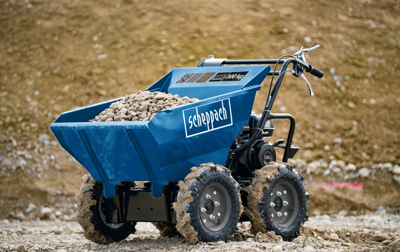 Cesta blu piena di sassi in un cantiere.