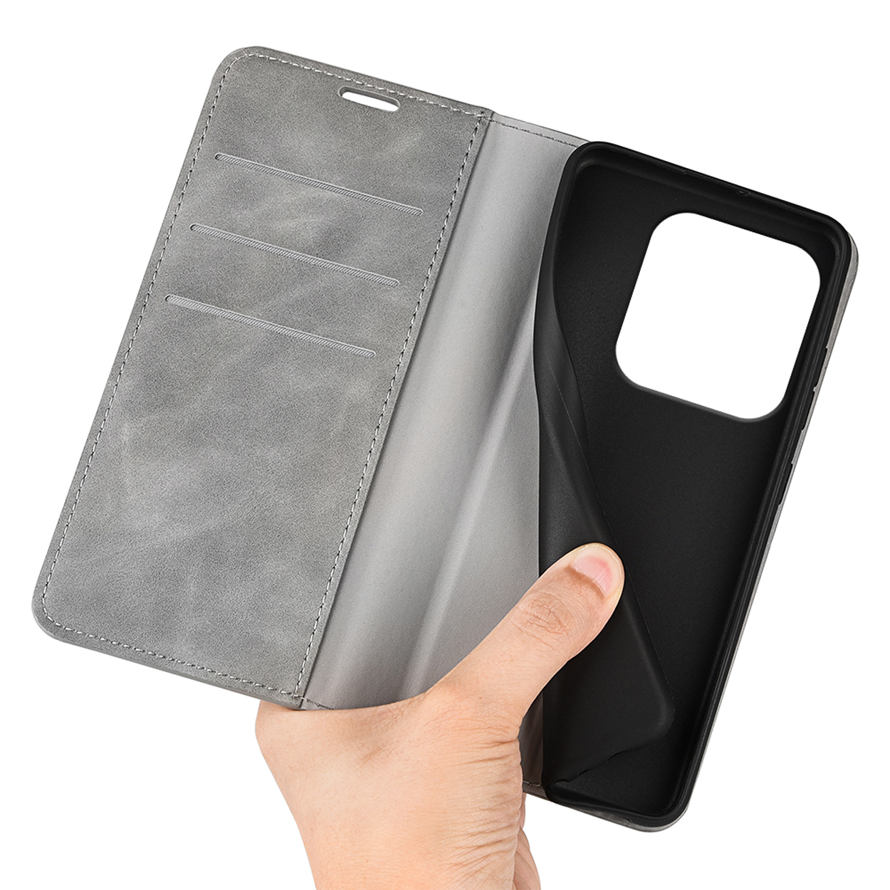 Une main tenant un étui de téléphone en cuir gris, avec un téléphone dans un étui noir.