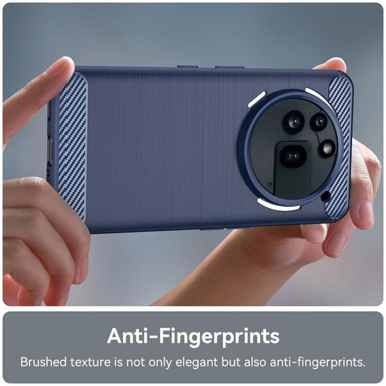 Een marineblauwe telefoonhoes, met een geborstelde textuur en een cameracirkel, vastgehouden door handen.