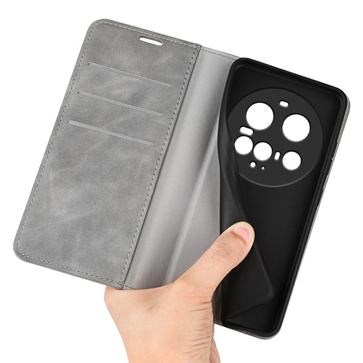Grijze leren telefoonhoes met een zwarte telefoon, open. Een hand houdt de hoes boven de telefoon.