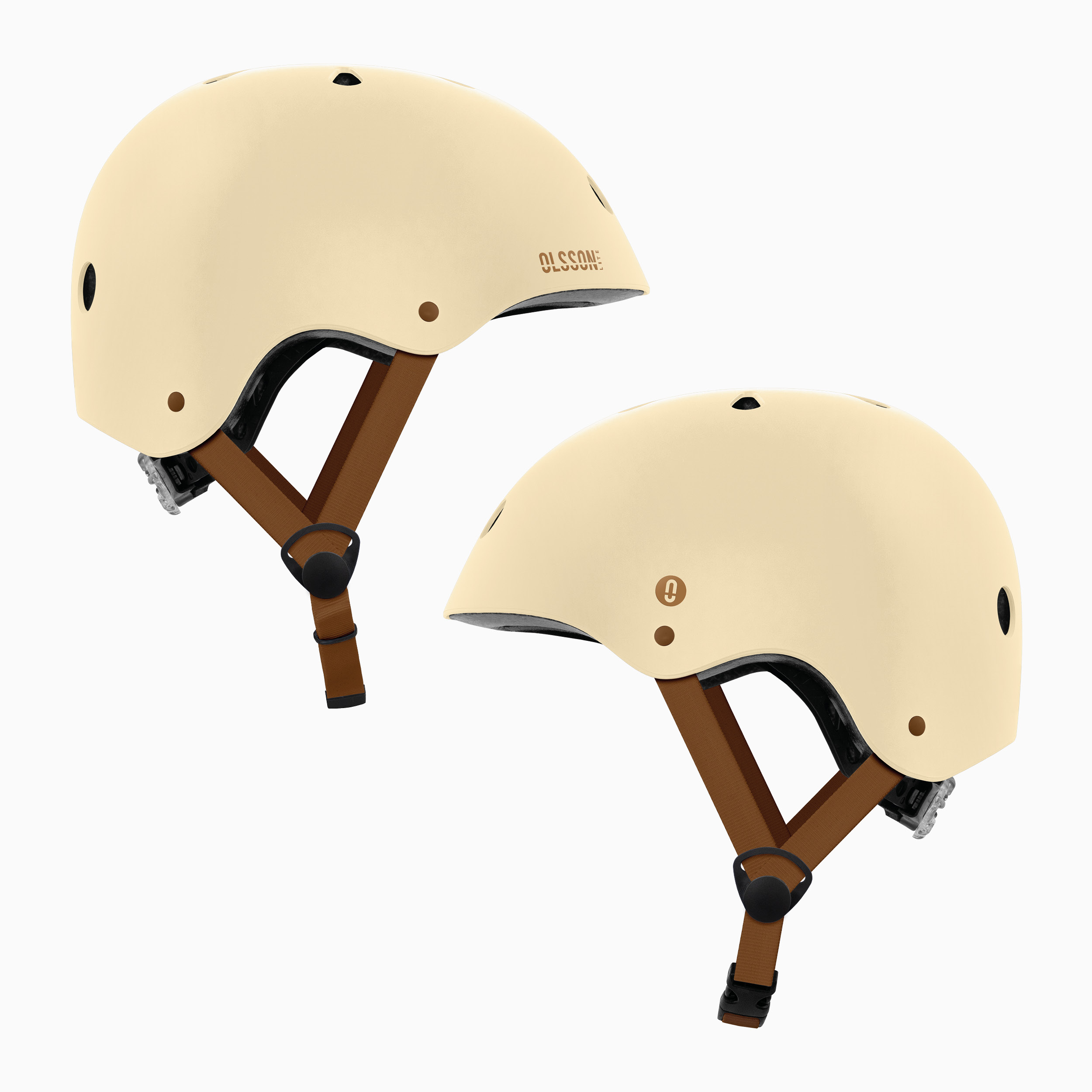 Dos cascos de bicicleta color crema con correas y detalles marrones, sobre un fondo blanco.