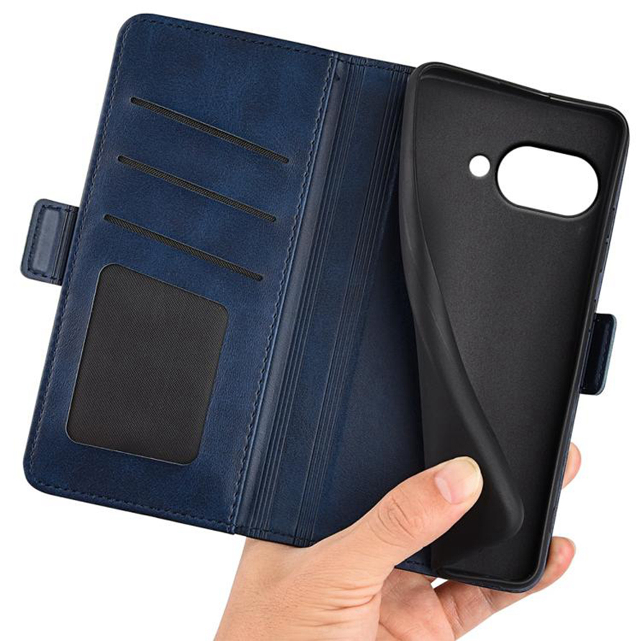 Een blauwe telefoonhoes open, met een zwart interieur. Een hand houdt de hoes open.