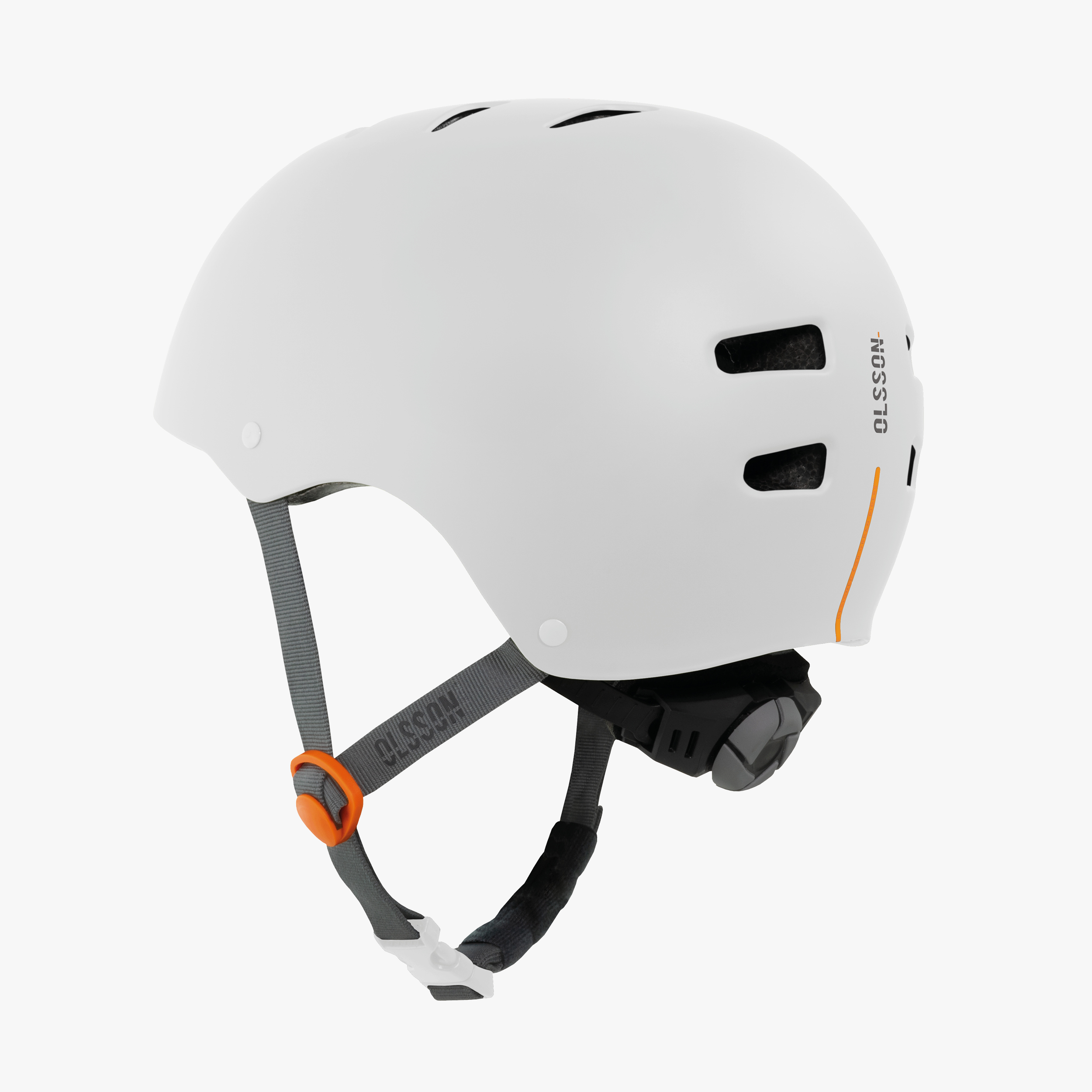 Un casco blanco. El casco tiene la marca Olsson. Correa gris con hebilla naranja.