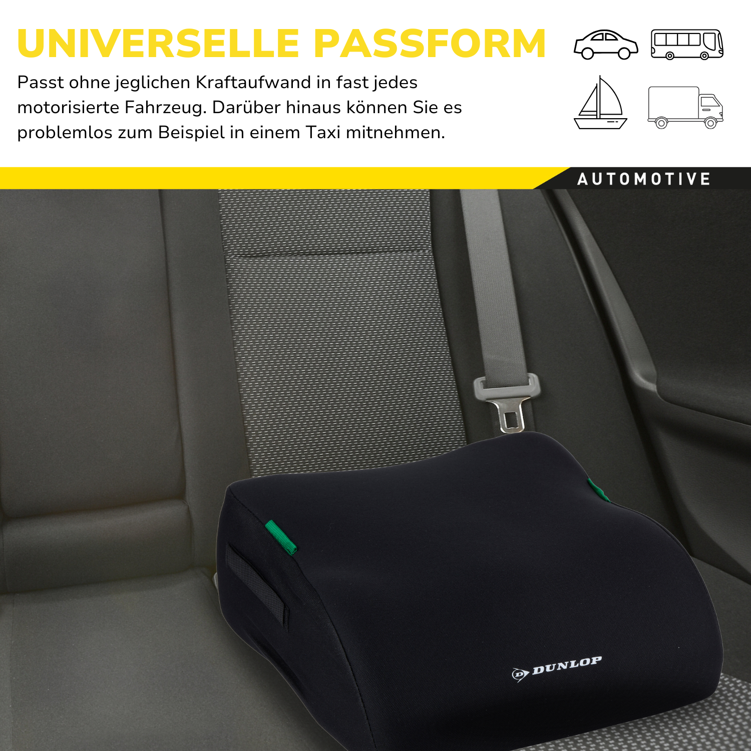 Een zwart autostoelkussen met groene accenten, geplaatst op een autostoel.