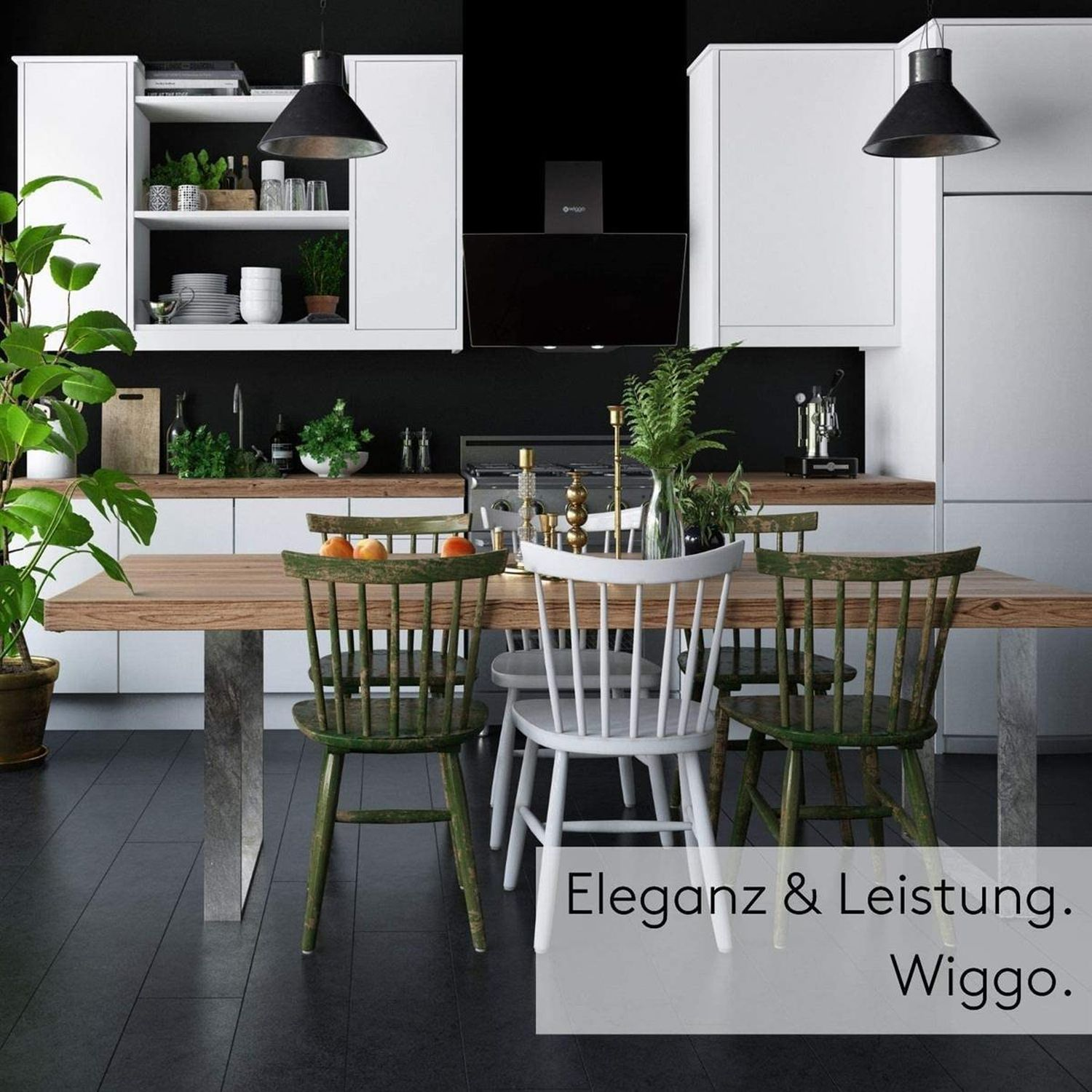 Küche mit Holztisch, Stühlen und weißen Schränken. Schwarze Deckenleuchten. Text: Eleganz & Leistung.