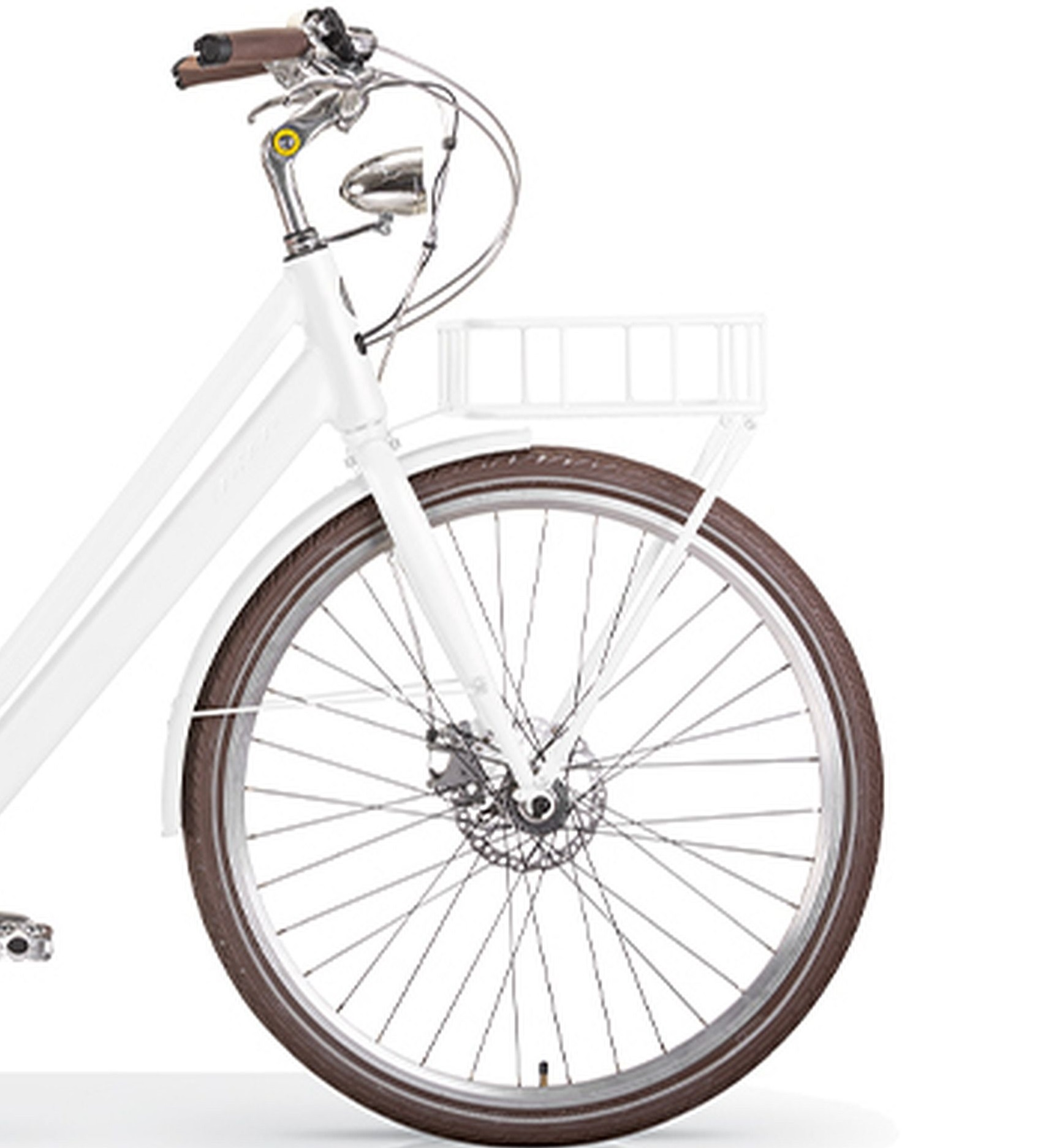 Weißes Fahrrad mit braunen Reifen und einem Korb. Das Vorderrad ist im Fokus.
