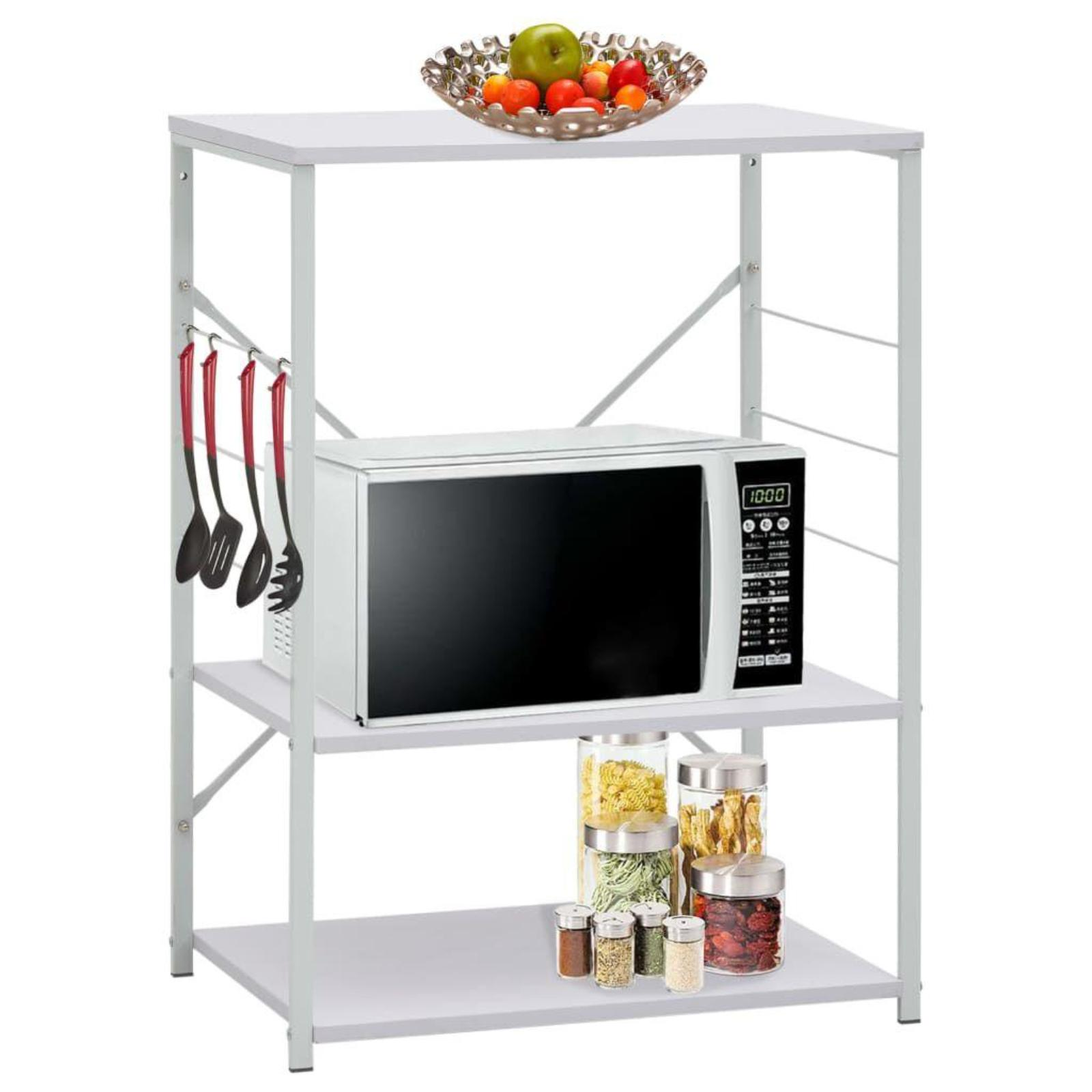 Ein weißes Küchenregal mit Mikrowelle, Utensilien, Gläsern und Obstschale.