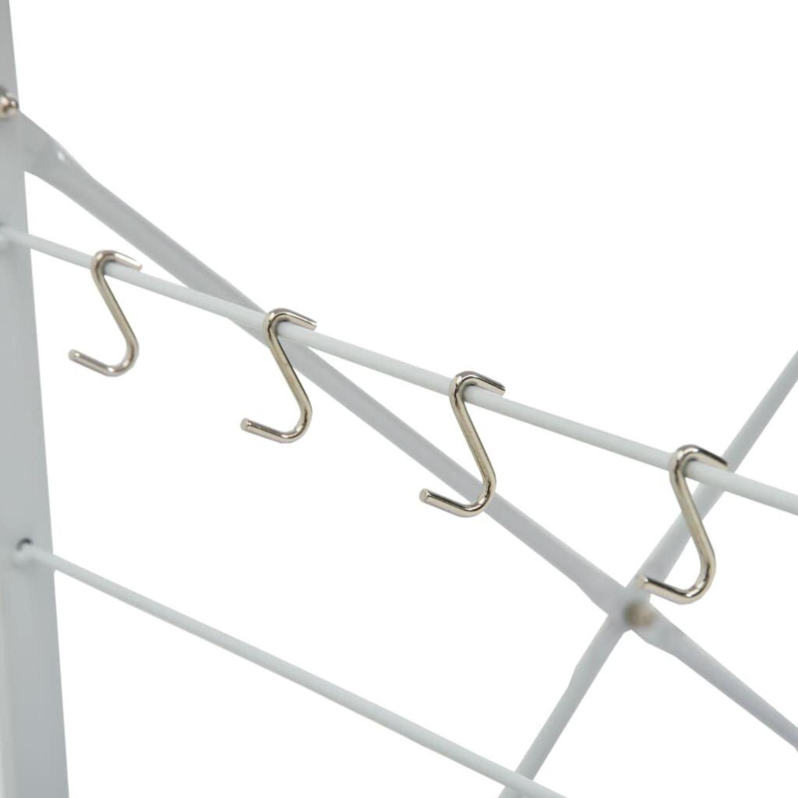 Nahaufnahme von Metallhaken an einem weißen Metallrahmen, horizontal angeordnet.