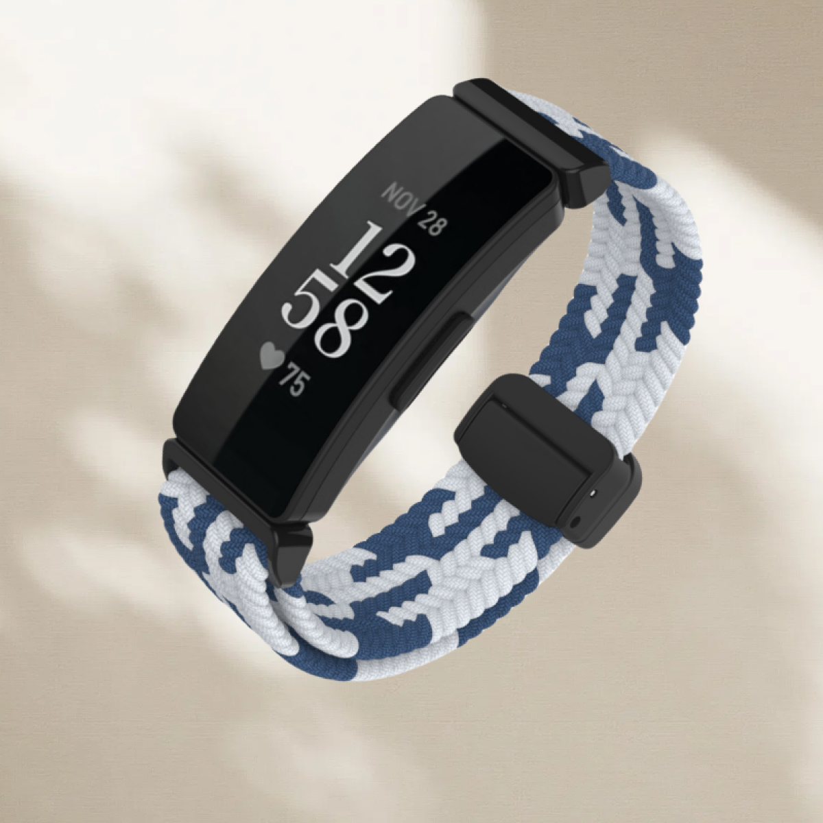 Schwarzer Fitnesstracker mit blau-weißem Armband, schräge Ansicht.