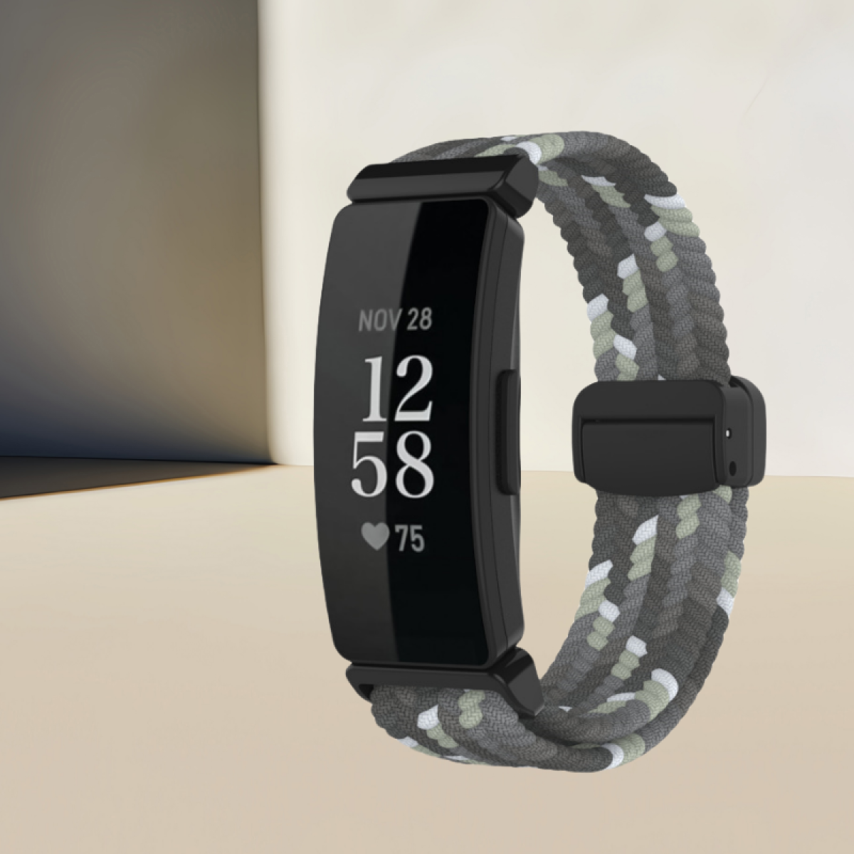 Ein schwarzer Fitnesstracker mit einem grau-weiß geflochtenen Band, der Zeit und Herzfrequenz anzeigt.