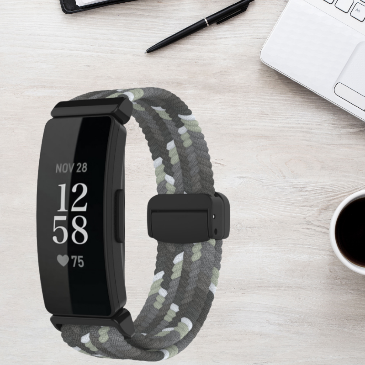 Ein Fitnesstracker mit schwarzem Bildschirm, der Zeit und Herzfrequenz anzeigt, mit grau-weiß geflochtenem Band.