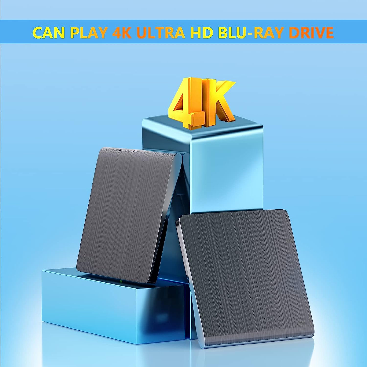 Blaue Plattform mit drei metallgrauen Boxen und einem goldenen '4K' darauf. Der Hintergrund ist blau.