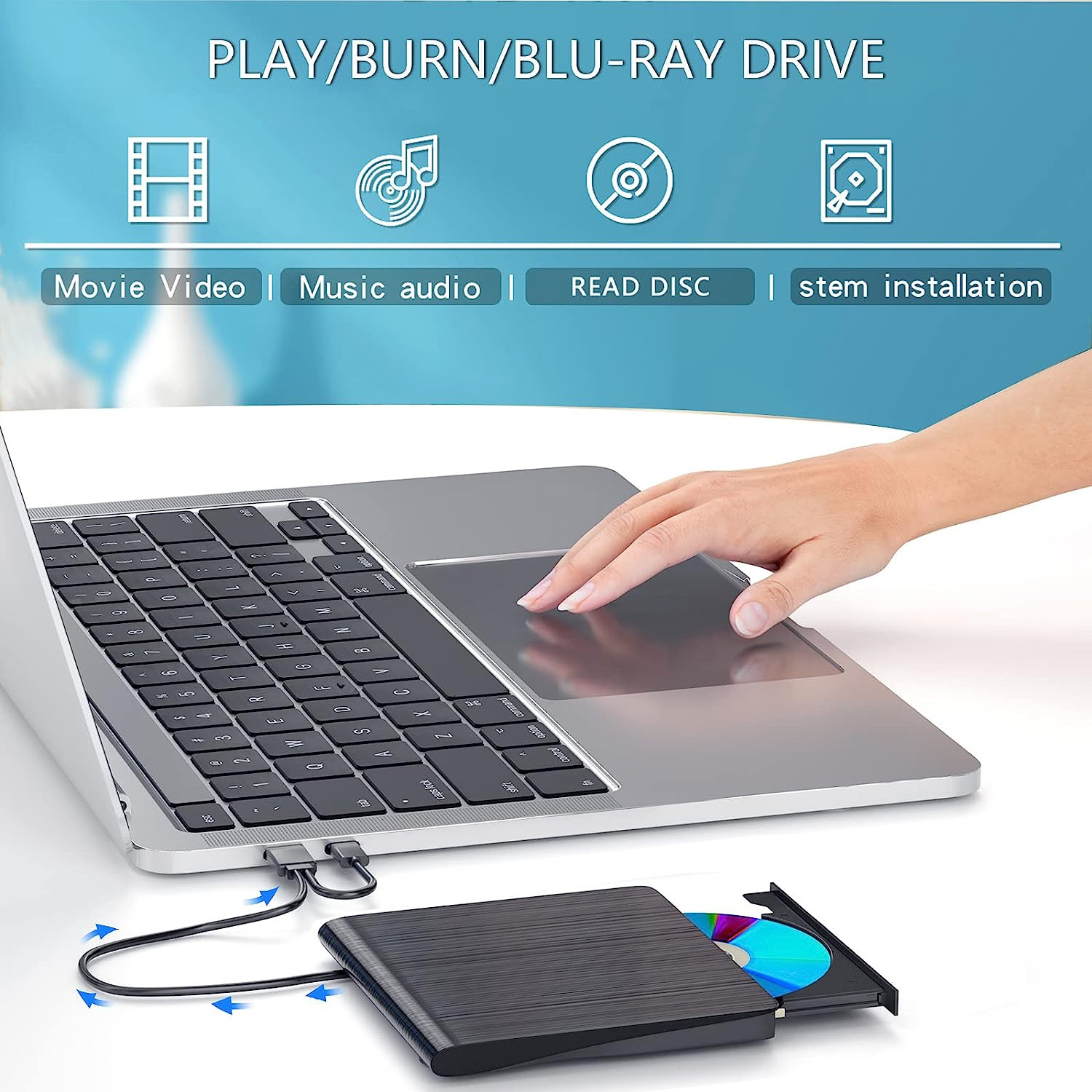 Eine Hand, die ein Blu-ray-Laufwerk in einen Laptop einlegt. Das Laufwerk ist schwarz und über ein USB-Kabel verbunden.