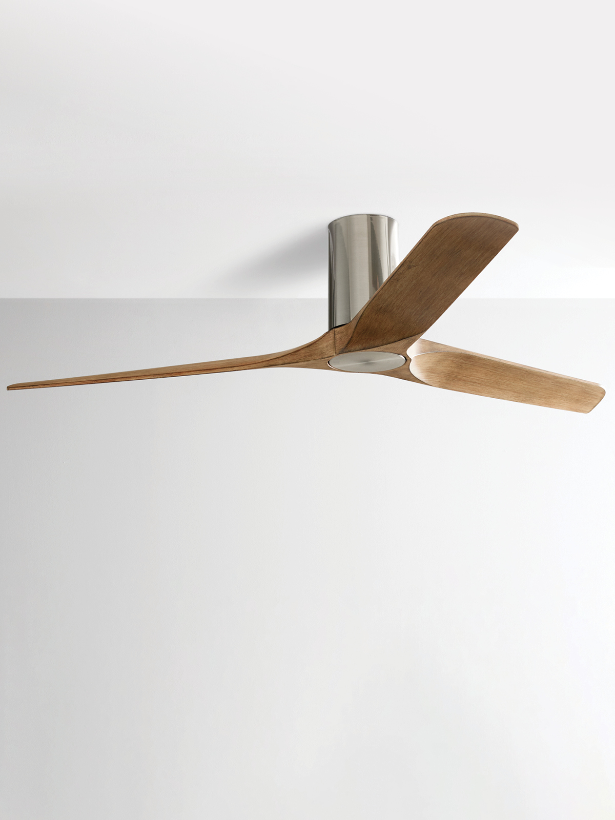 Deckenventilator mit Holzflügeln. Silbernes Motorgehäuse. Weißer Deckenhintergrund.