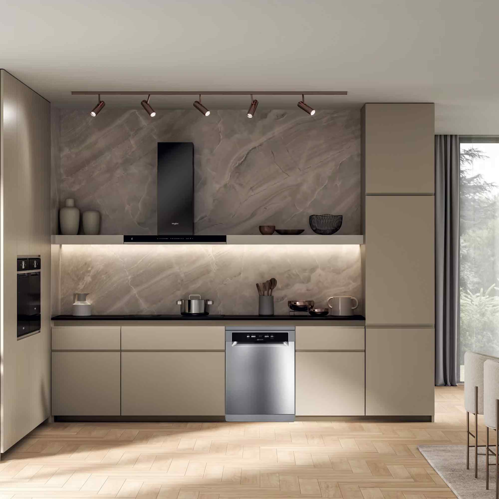 Moderne Küche mit Schränken, Geschirrspüler, Marmor-Rückwand und Schienenbeleuchtung. Holzboden.