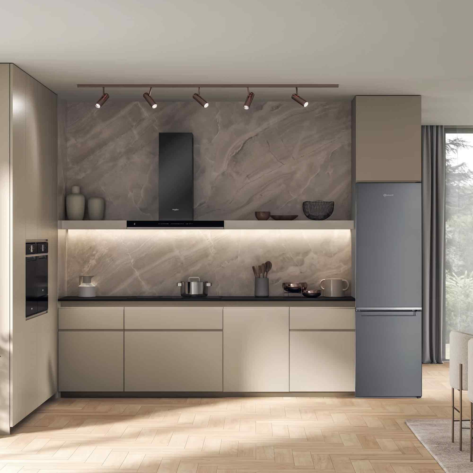 Eine moderne Küche mit Kühlschrank, Herd und Beleuchtung.