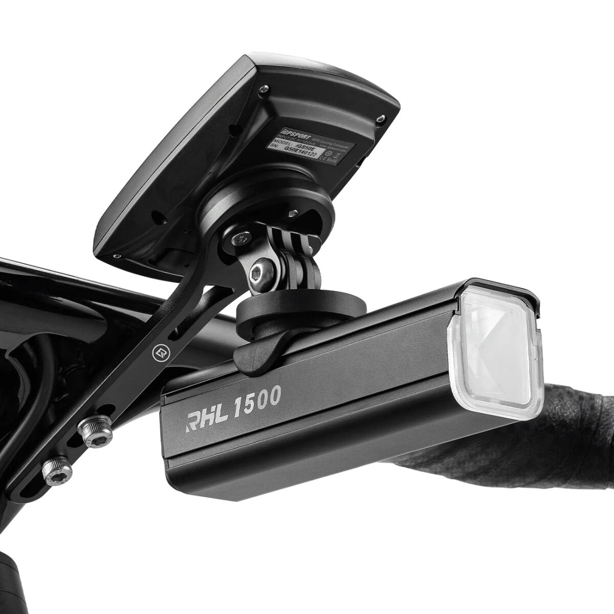 Schwarzes Fahrradlicht und Computer an einem Fahrradlenker, vor weißem Hintergrund.
