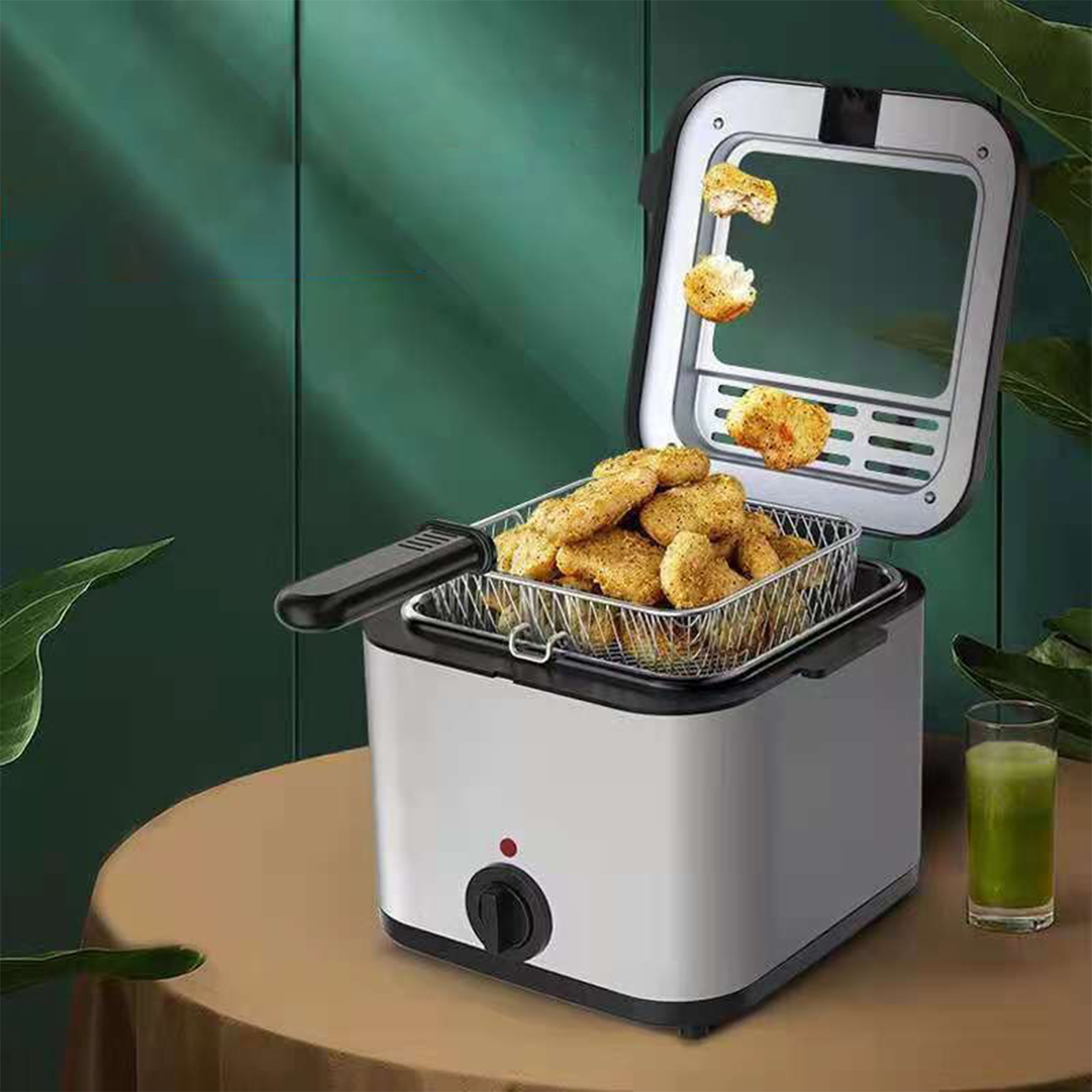 Fritteuse mit Essen und Getränken. Weiß und schwarz. Tisch- und Essensaufstellung.