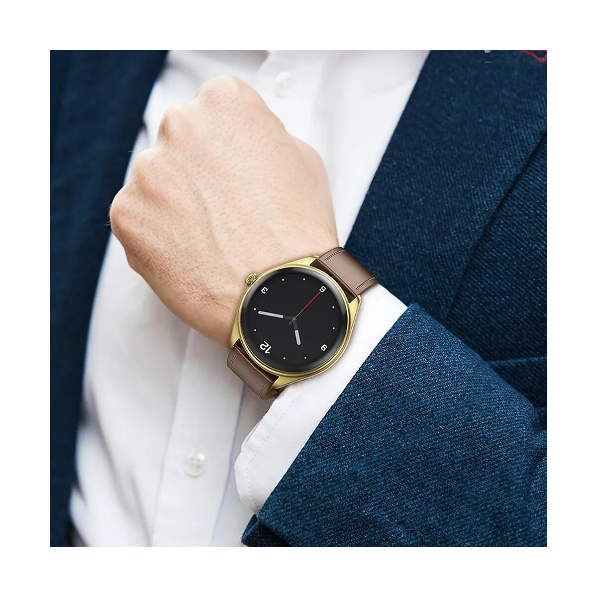 Ein Mann in einer blauen Jacke trägt eine goldene Uhr mit braunem Lederarmband.