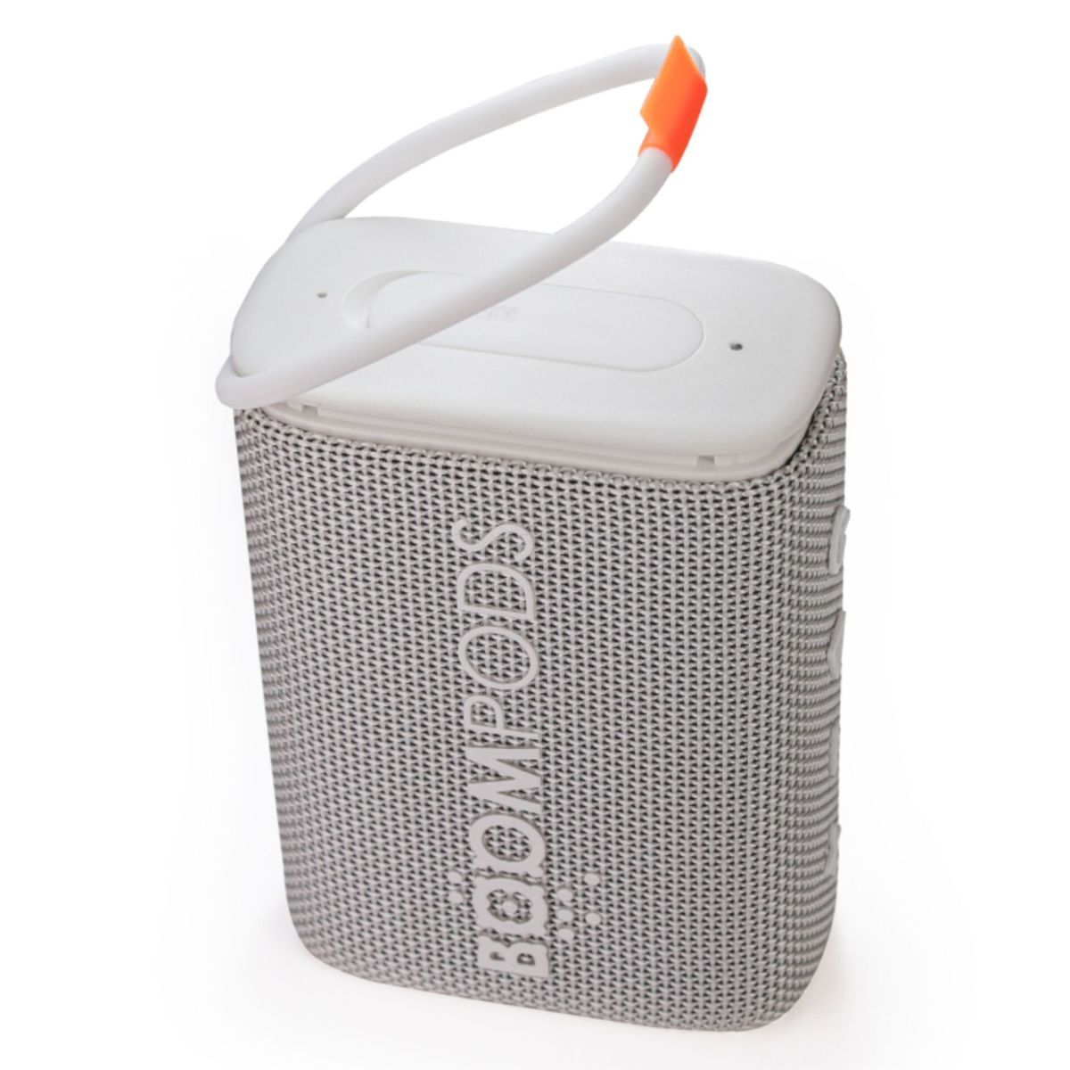 Een witte en grijze luidspreker met een witte handgreep en oranje accent. Het woord 'BOOMPODS'.