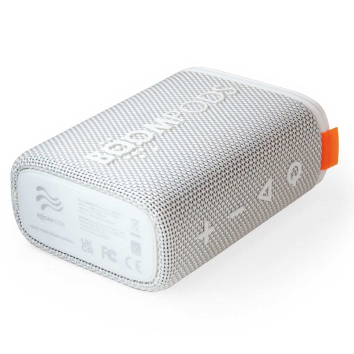 Een kleine, witte luidspreker met een grijze mesh. Heeft een oranje lipje en het woord BOOMPODS.
