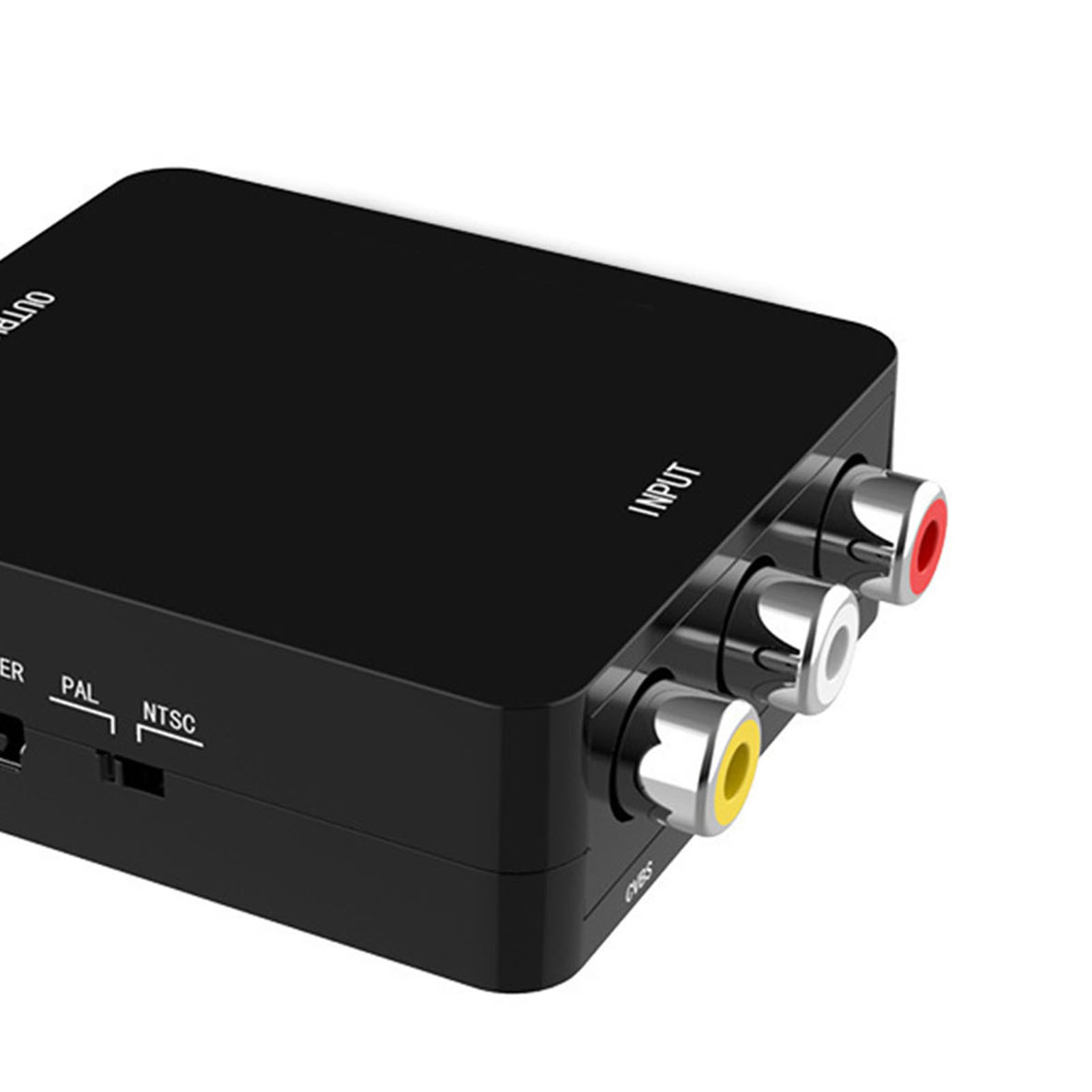 Nahaufnahme eines schwarzen AV-zu-HDMI-Adapters mit Eingangsanschlüssen. Anschlüsse sind rot, weiß und gelb.