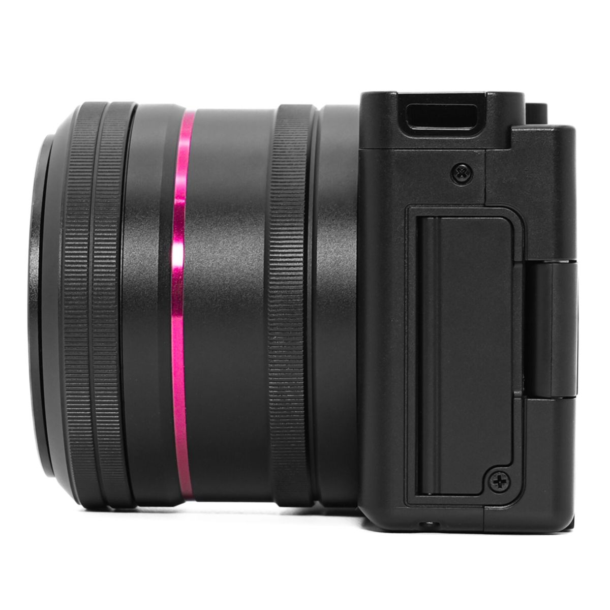 Widok z boku czarnego aparatu z różowym pierścieniem wokół obiektywu.