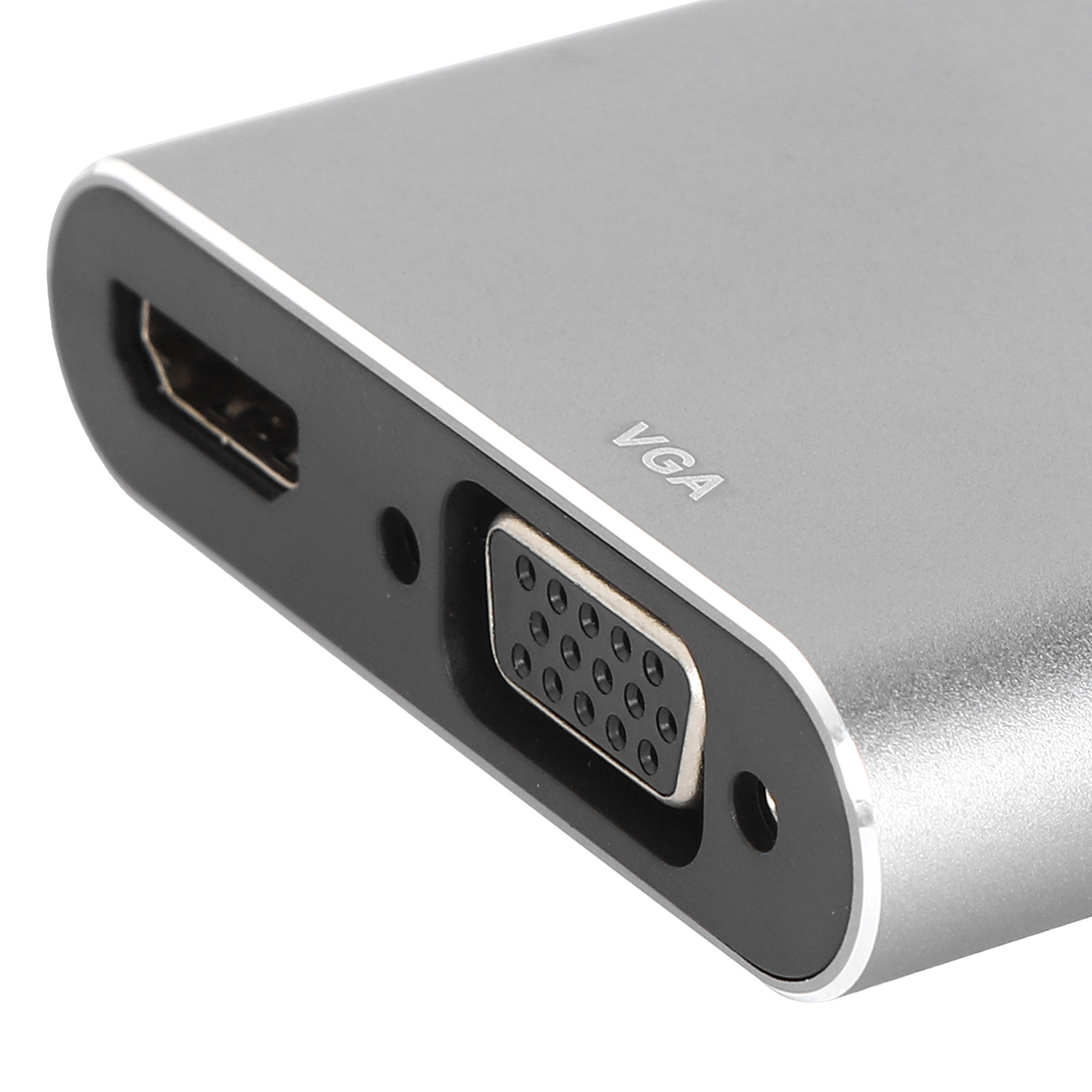Nahaufnahme eines silbernen VGA-Adapters mit Anschlüssen. Weißer Hintergrund.