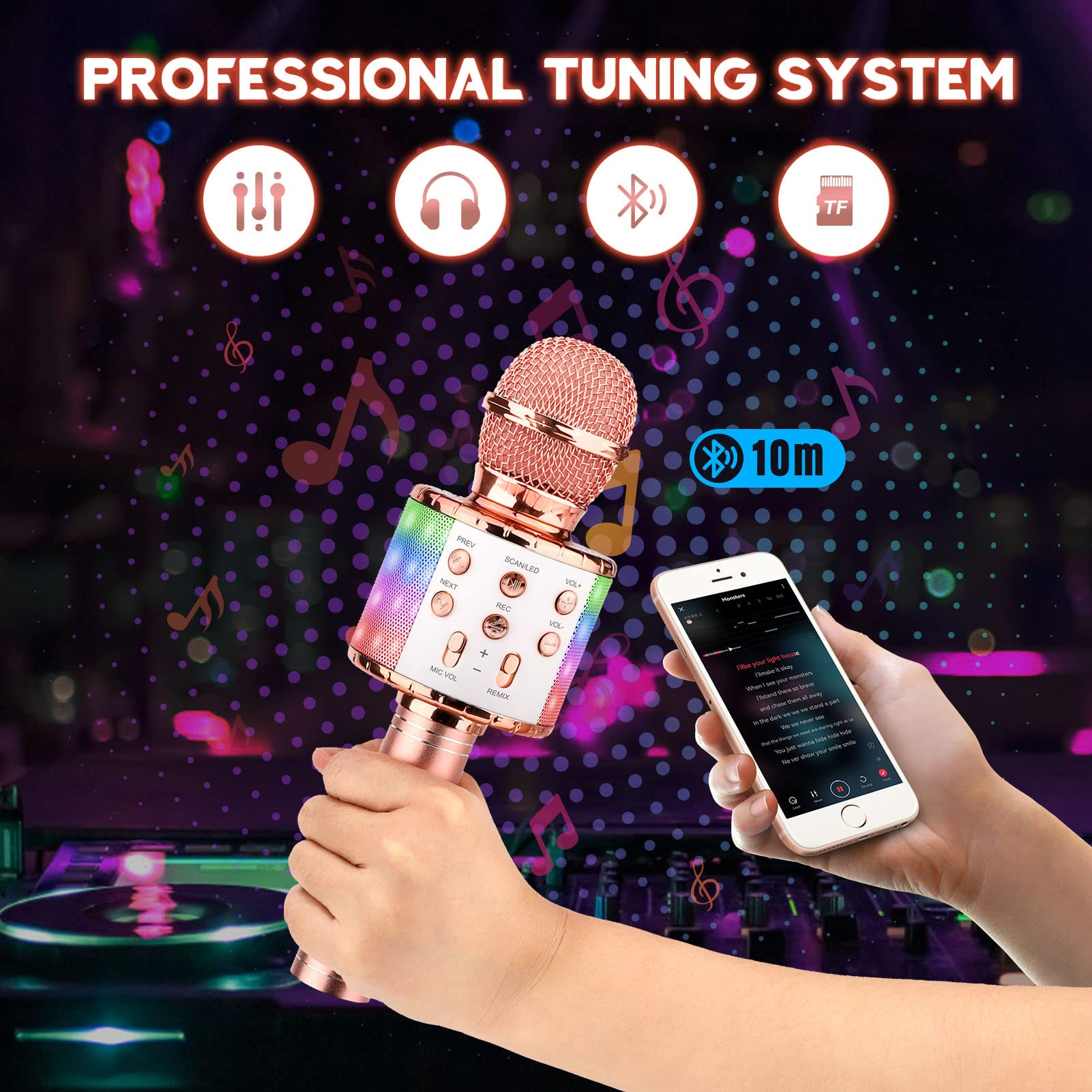 Roségoldenes Mikrofon in der Hand, mit Smartphone, Noten und musikalischem Hintergrund.