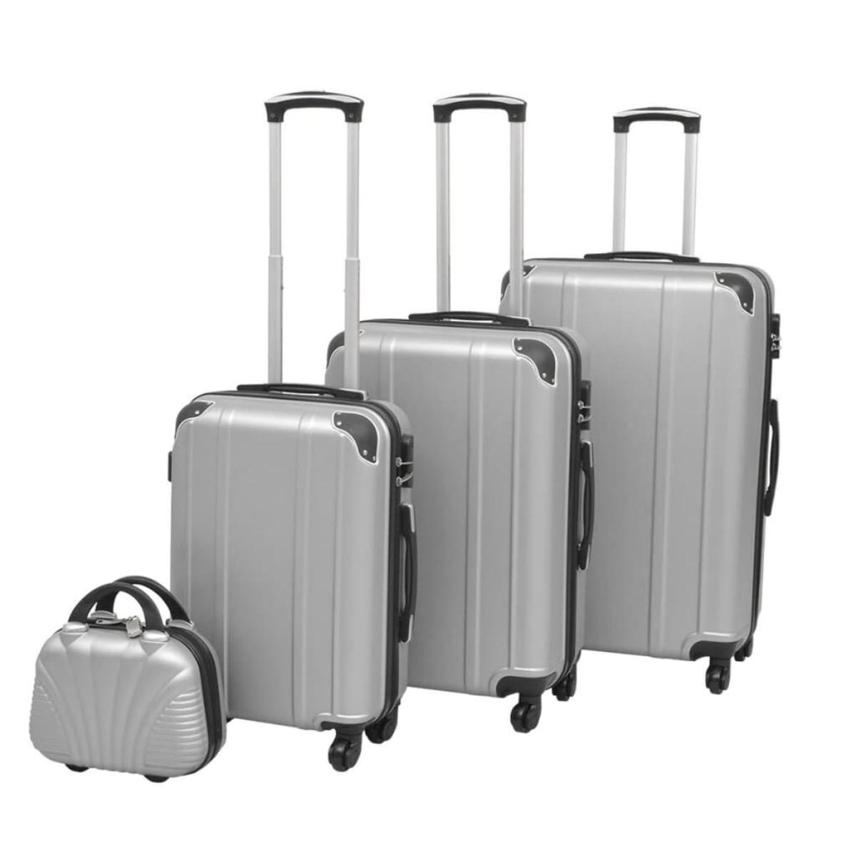 Vier silberne Koffer in verschiedenen Größen. Alle haben Griffe und Rollen. Vorne ist eine kleine Tasche.