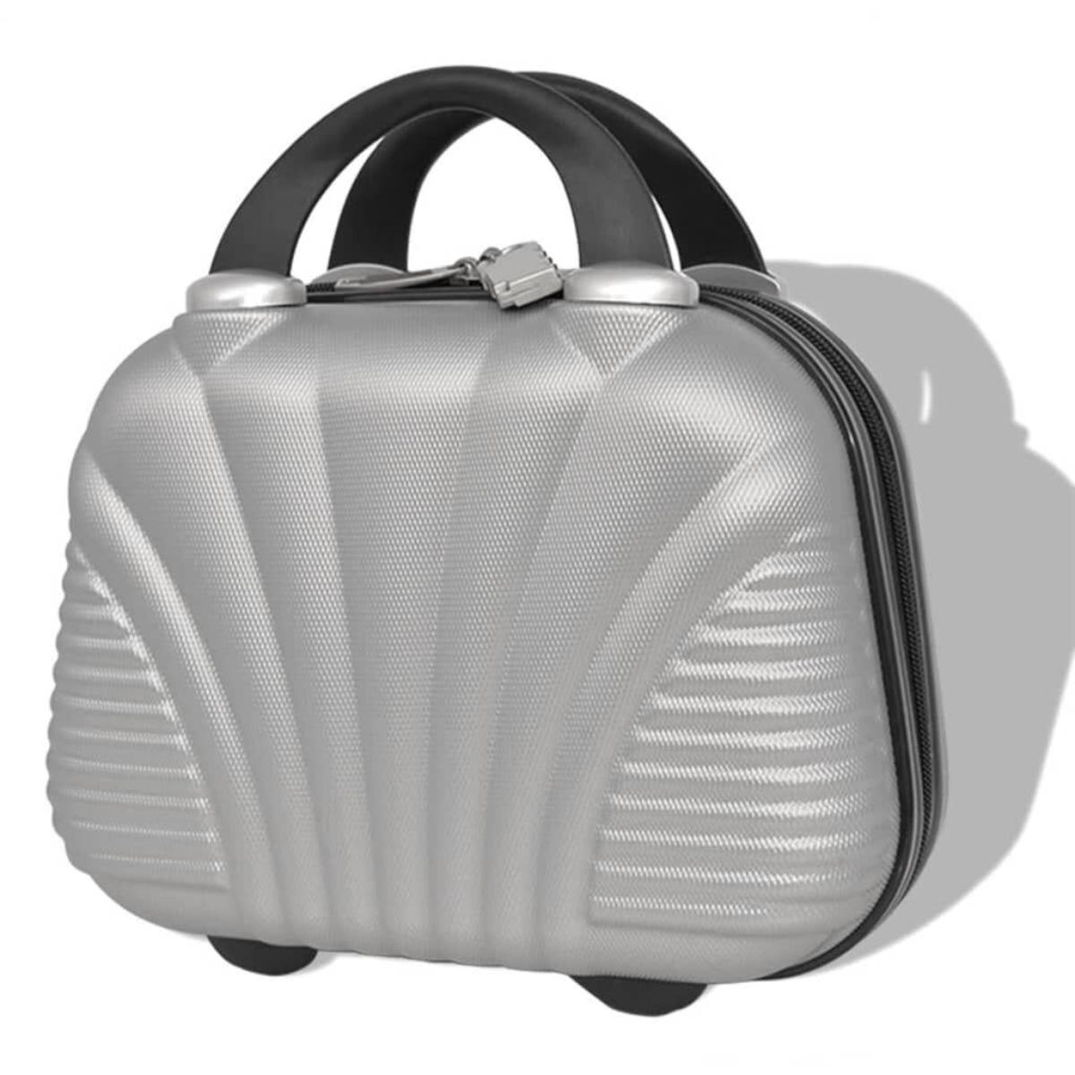 Eine kleine graue Make-up-Tasche mit schwarzem Griff. Sie hat ein geriffeltes Design. Weißer Hintergrund.