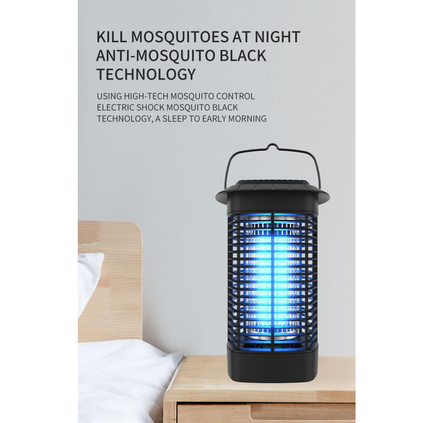 Schwarze Mückenvernichtungslampe. Helles blaues Licht im Inneren. Lampe steht auf einem Nachttisch.