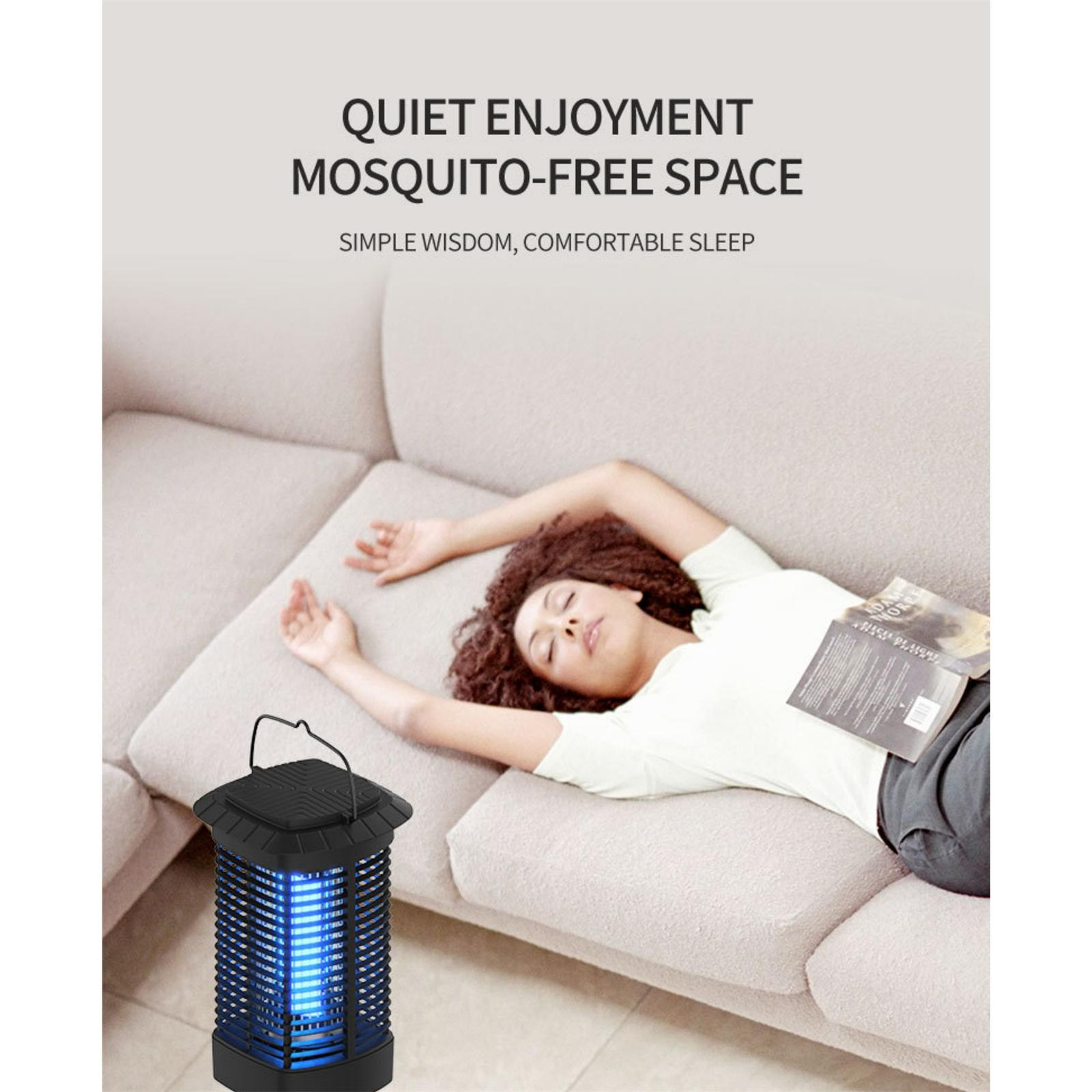 Frau schläft auf Sofa, daneben Moskitokiller-Lampe.