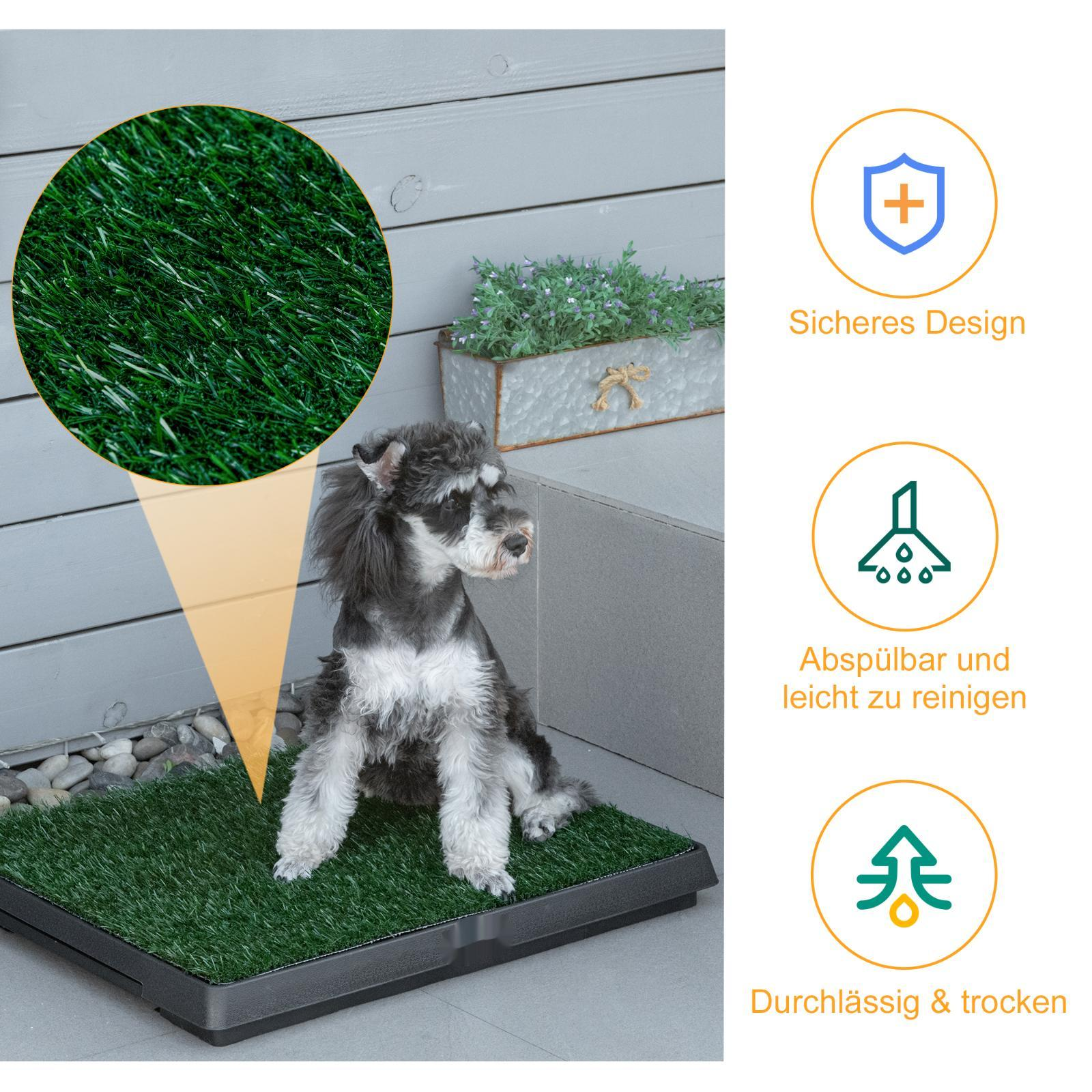 Kleiner Hund sitzt auf grüner Kunstrasenmatte. Vergrößerte Ansicht zeigt Textur. Symbole zeigen Sicherheit, einfache Reinigung und Drainage.