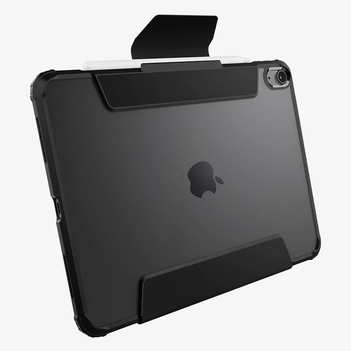 iPad noir dans un étui noir avec un stylet blanc dans le support supérieur.
