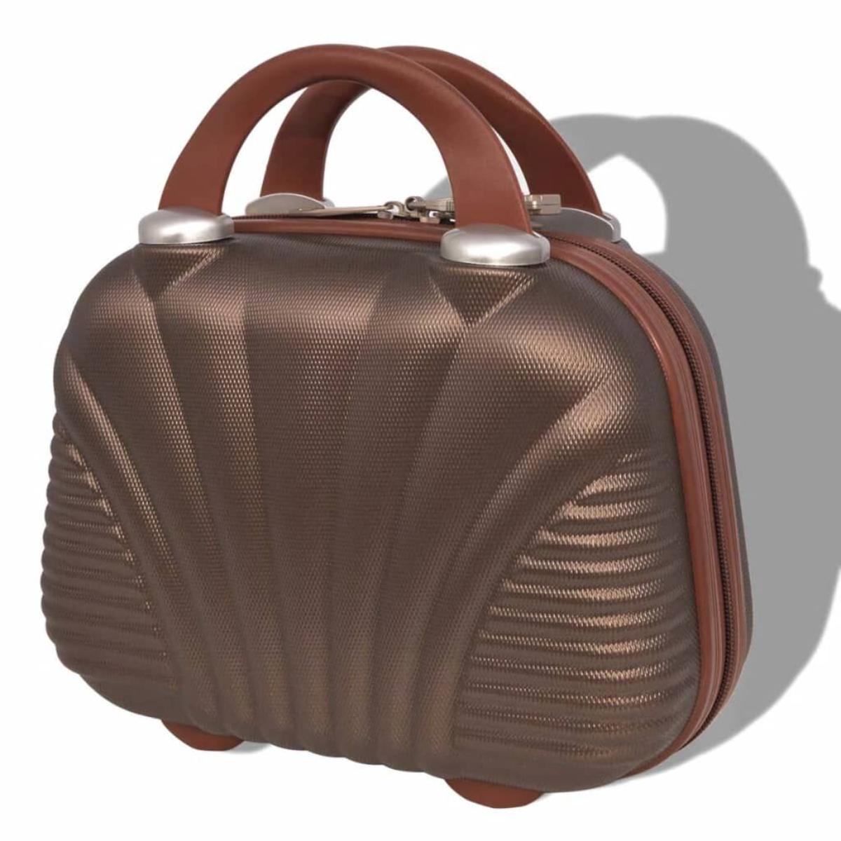 Braune Kosmetiktasche im Kofferstil mit Griff, auf weißer Oberfläche.