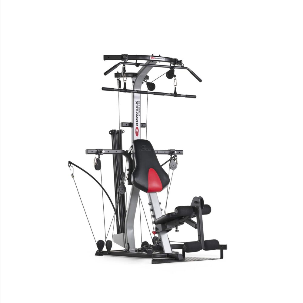 Een Bowflex home gym met een zwart en rode stoel op een witte achtergrond. Kabels en katrollen zichtbaar.