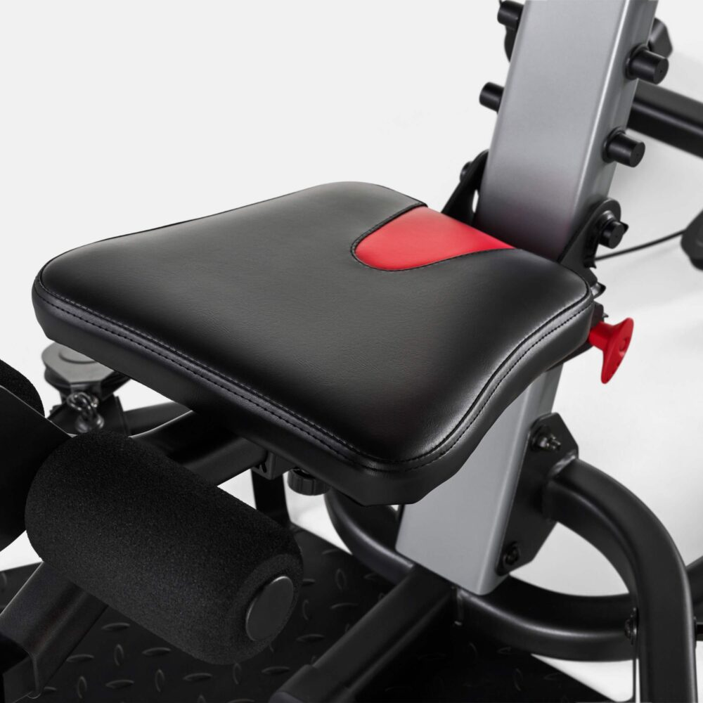 Zwart en rode zitting op een Bowflex home gym machine. Grijs frame.