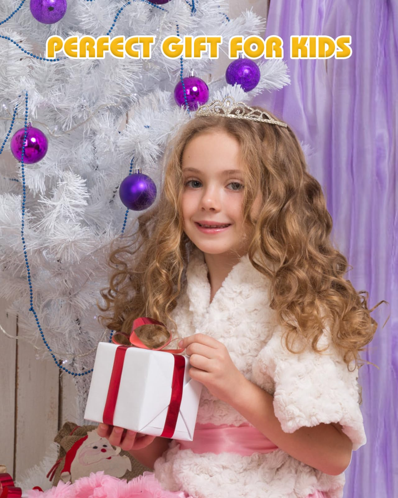 Ein junges Mädchen mit Diadem hält eine Geschenkbox in der Nähe eines weißen Weihnachtsbaums mit lila Ornamenten.