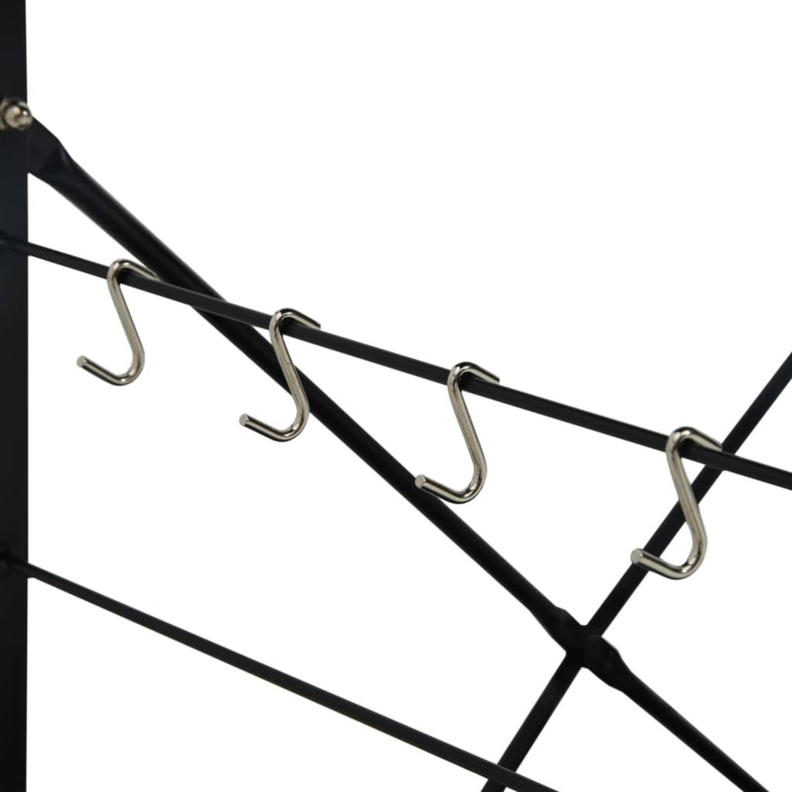 Nahaufnahme eines schwarzen Metallrahmens mit silbernen S-Haken, die daran hängen.