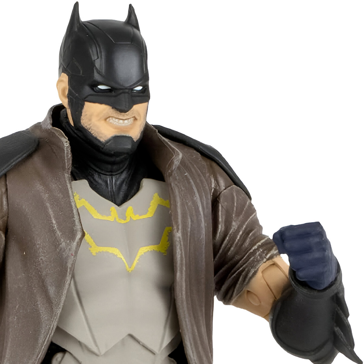Figura de acción de Batman con abrigo largo marrón, puño cerrado y expresión enfadada.