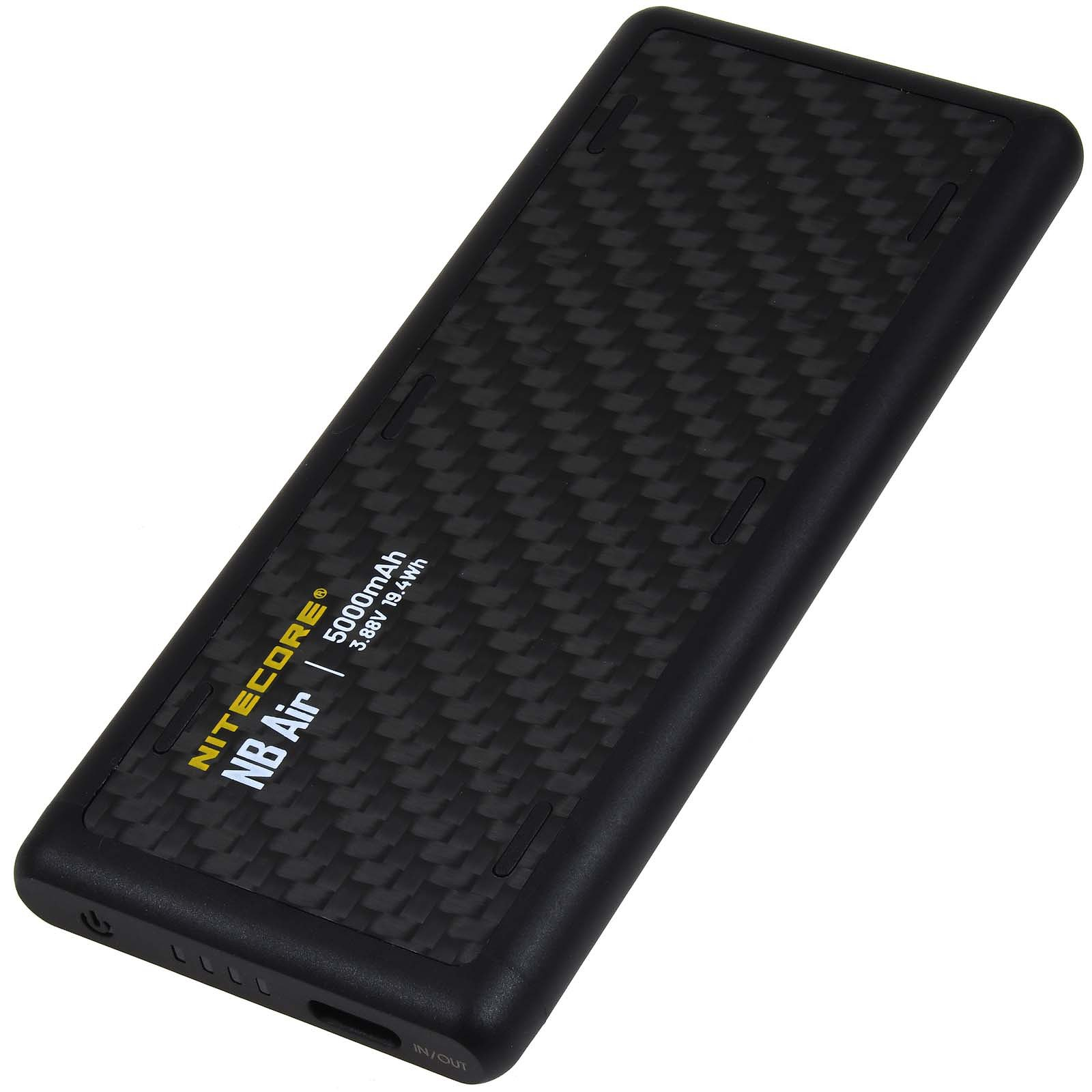 Schwarze Nitecore NB Air Powerbank mit Carbonfaser-Textur und weißem Logo.