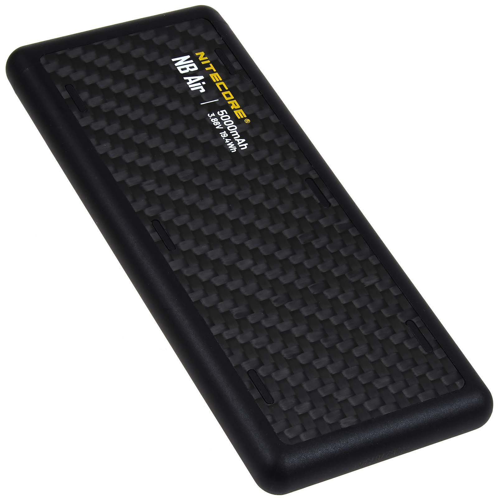 Schwarze Powerbank mit Kohlefasertextur, weißer Hintergrund.