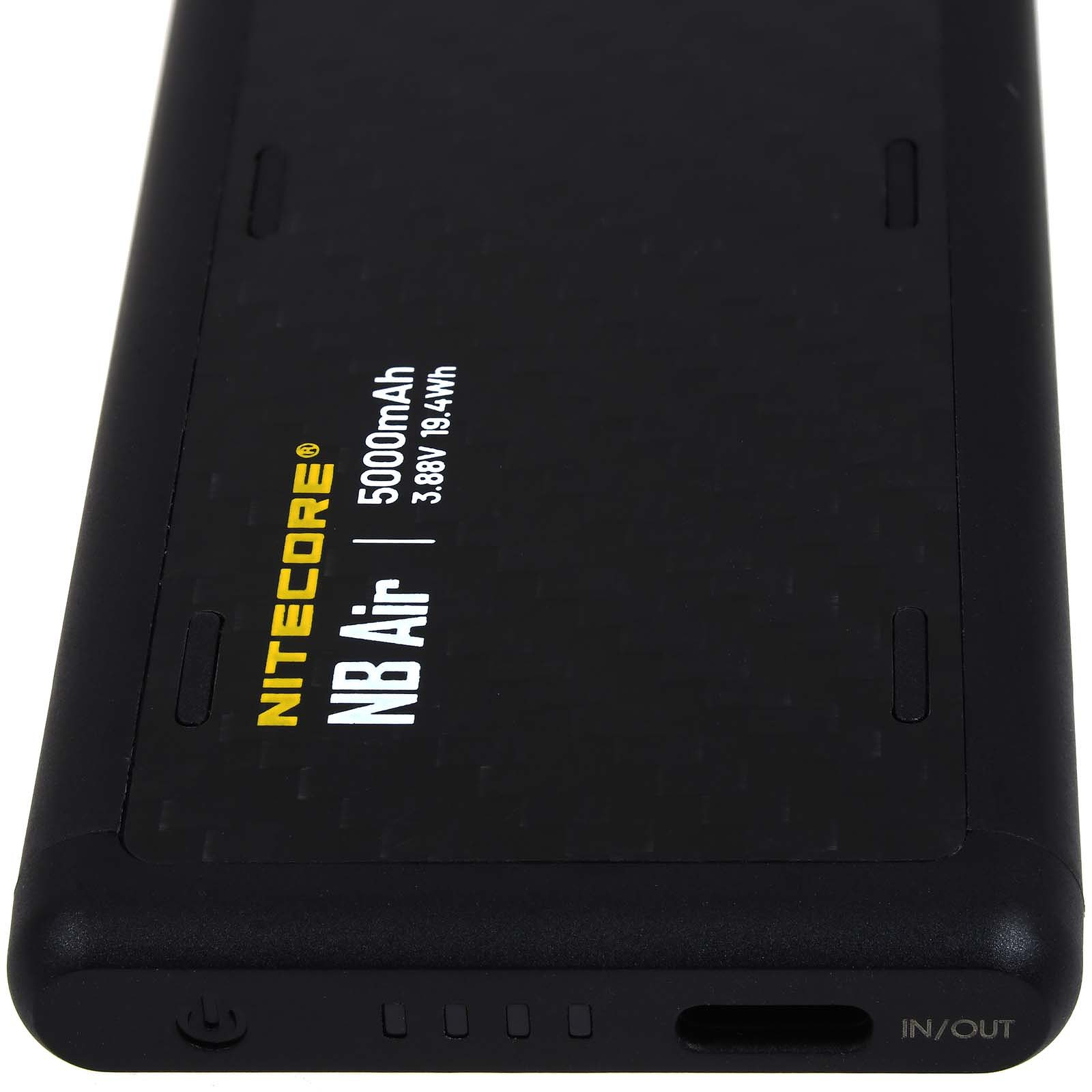 Schwarze Powerbank mit weißem Text, der Marke und Modell angibt. Die Oberfläche hat ein Muster.