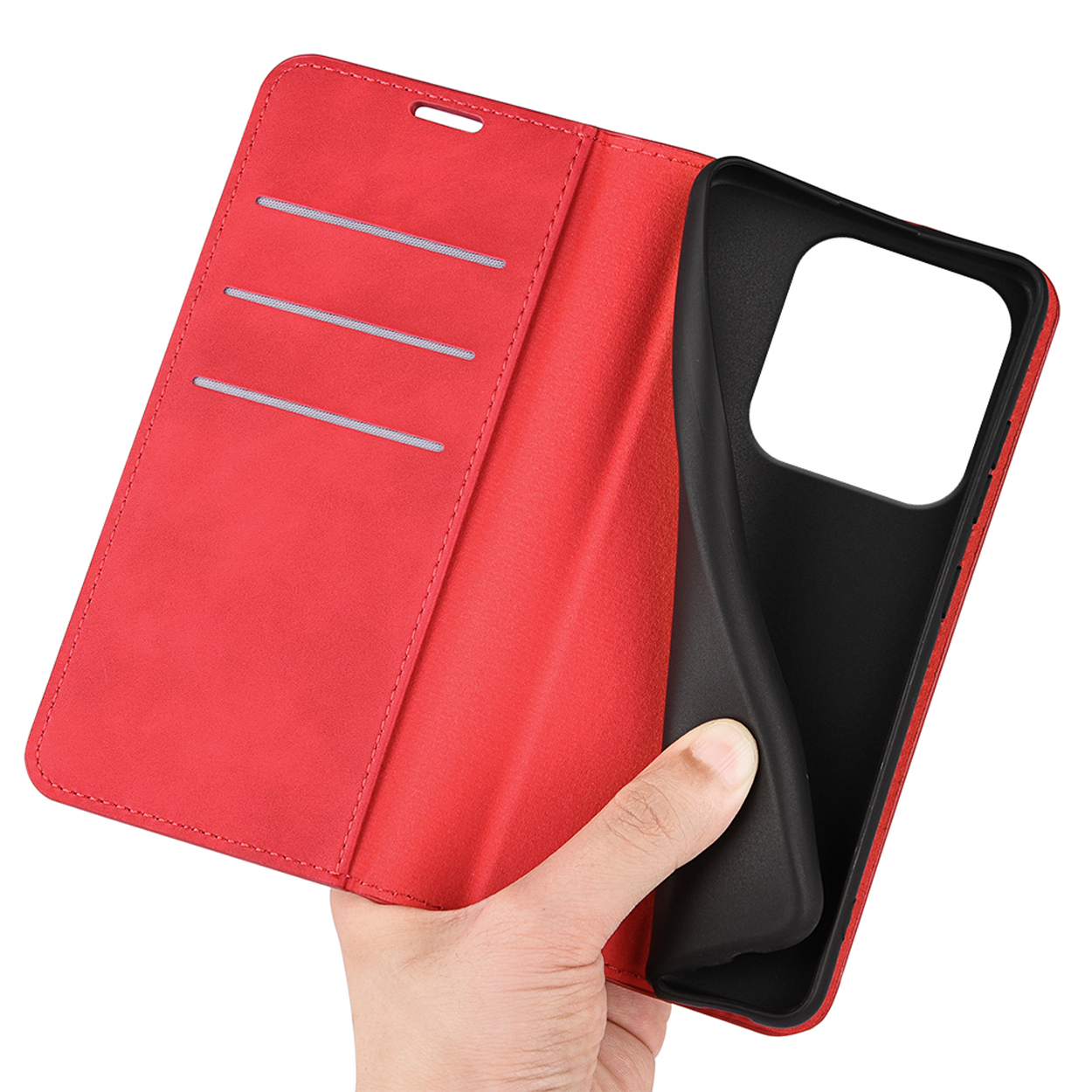 Open rode leren telefoonhoes met zwart interieur. Drie kaartsleuven zichtbaar. Hand die de hoes vasthoudt.