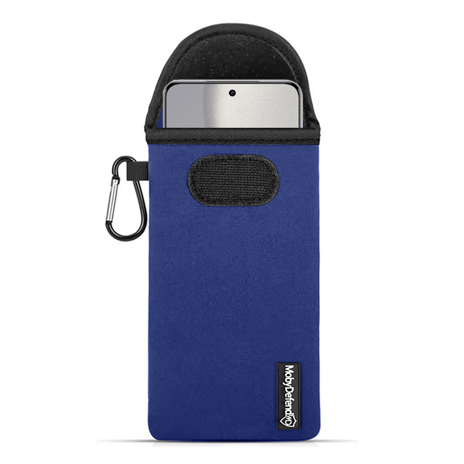 Blauwe telefoonhoes met een zwarte bovenkant, een zilveren karabijnhaak en een zwart label. De hoes staat op een witte achtergrond.