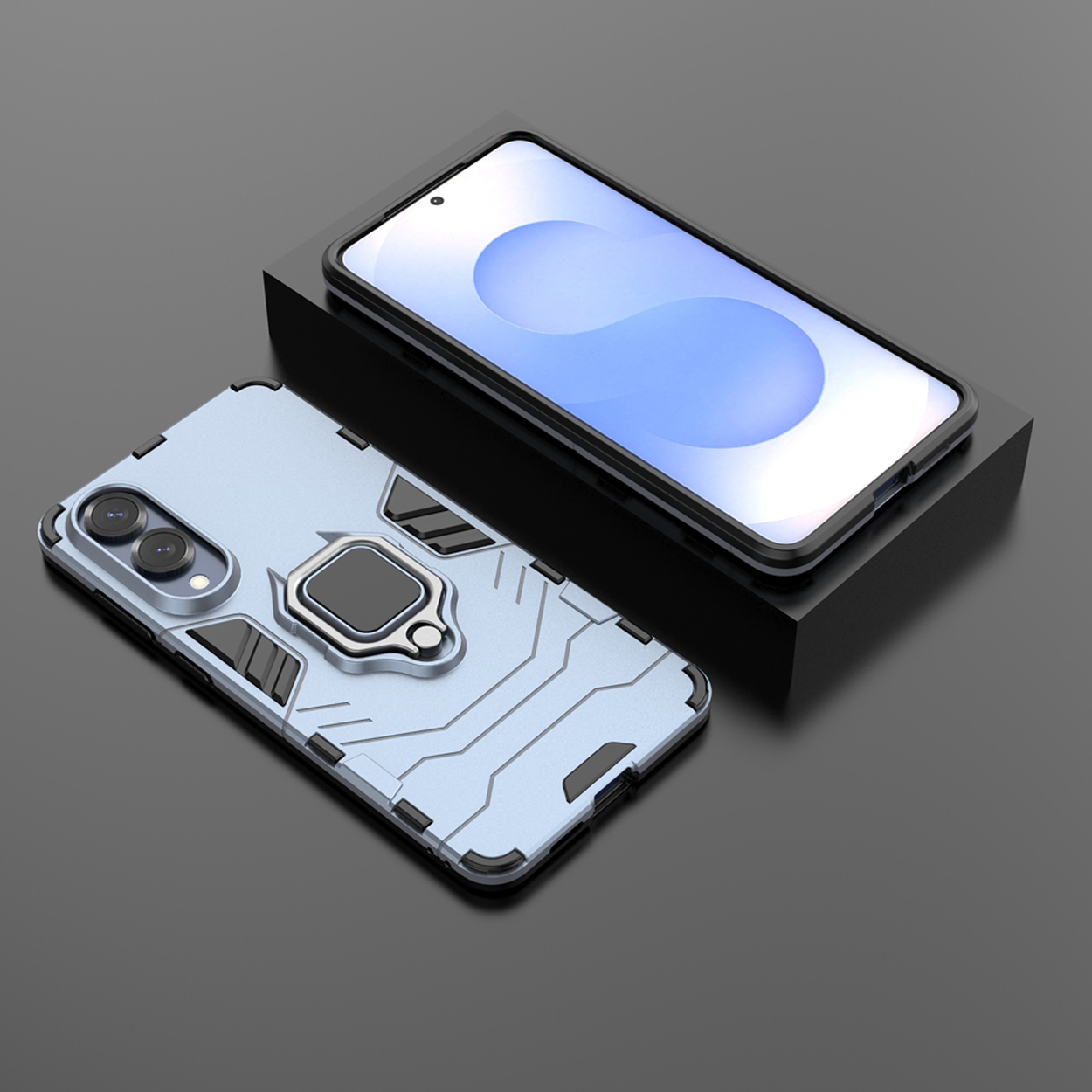 Lichtblauwe telefoonhoes met ringhouder en telefoon op een zwart statief. Zwart oppervlak.