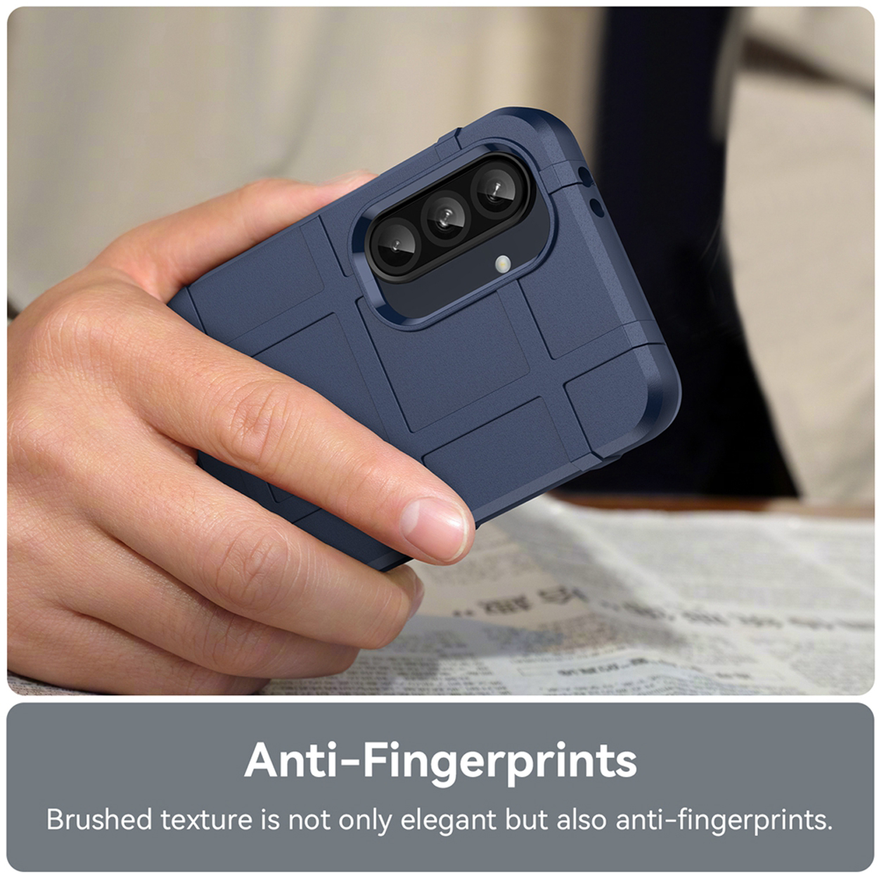 Hand die een blauwe telefoonhoes vasthoudt met een geborstelde textuur. Tekst: 'Anti-Fingerprints'.