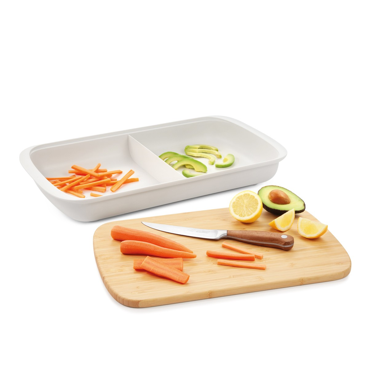 Schneidebrett mit Karotten, Avocado und Zitrone. Schneidebrett mit Trennwänden.