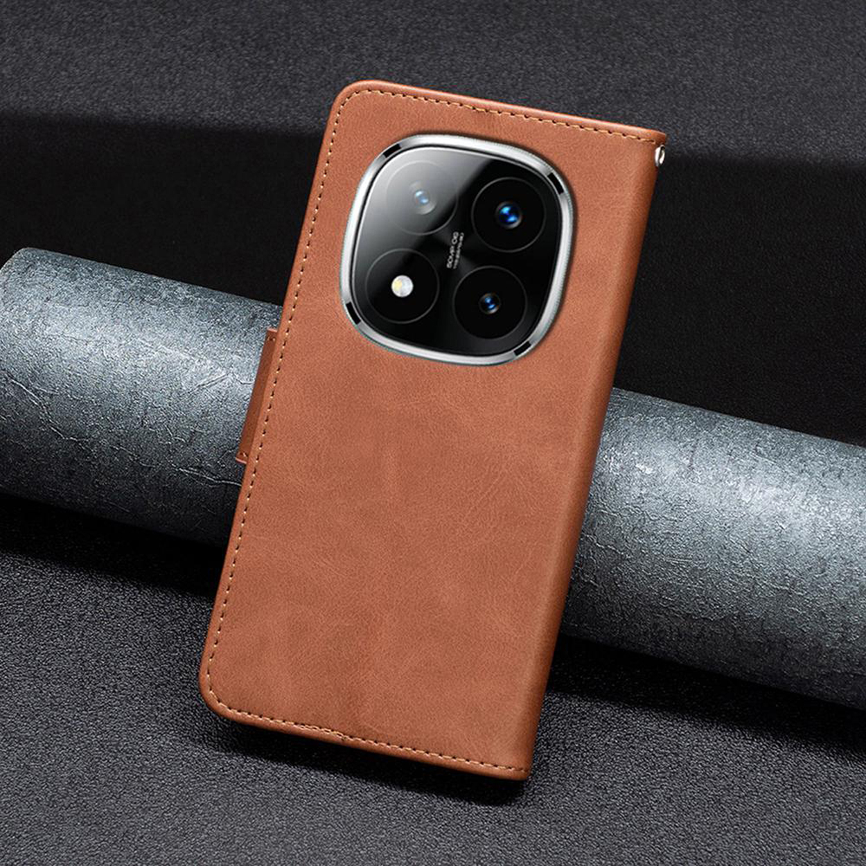 Étui de téléphone en cuir marron avec un téléphone et un grand module de caméra sur fond noir.